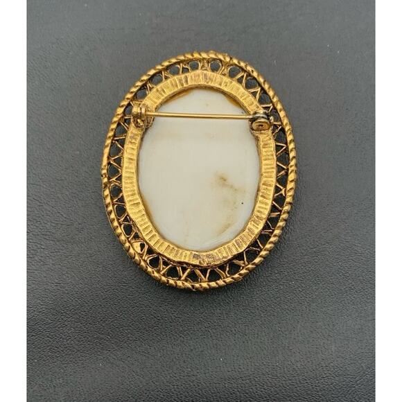 Vintage Ceramic Courting Couple In A Garden Gold Tone Oval Brooch - Picture 3 of 4